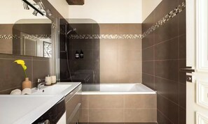 Bathroom - JUST MOMENTS FROM THE SEINE, NOTRE-DAME CATHEDRAL, HISTORIC CAFÉ – SAINT GERMAIN (Paris)