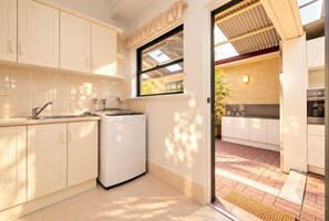 Private kitchen - Spacious 3-Bedroom Marion Home | Alfresco Living | Table Tennis (Marion)