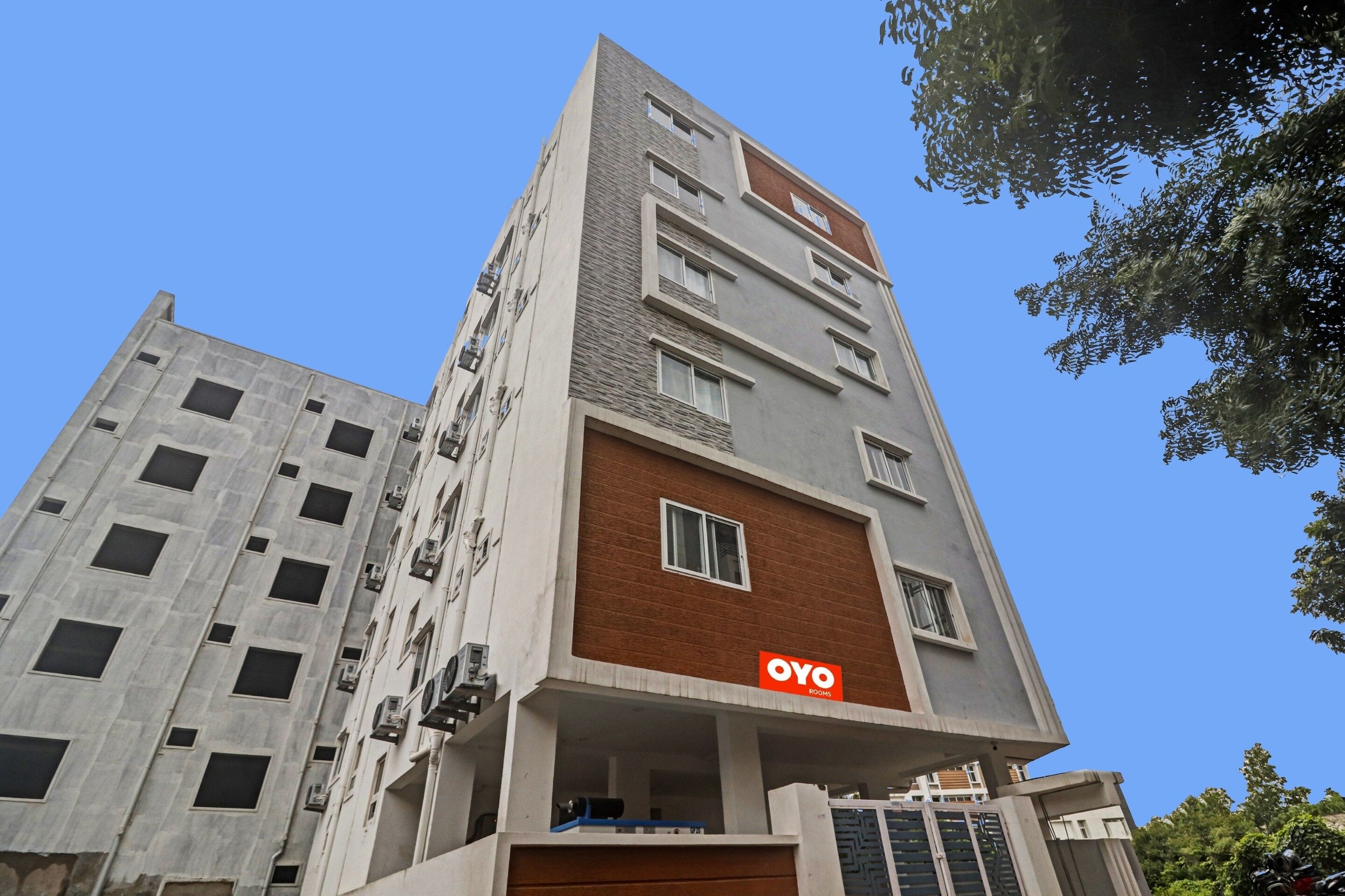 Un edificio de varios pisos con un llamativo letrero 'ovo' que indica un hotel o establecimiento de hospedaje.