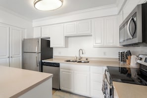 Private kitchen - Charming 2-bedroom apartment with AC in Santa Monica (Santa Monica)