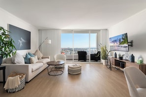 Living area - Charming 2-bedroom apartment with AC in Santa Monica (Santa Monica)