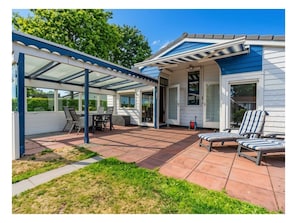 Outdoor dining - Holiday Home in Renesse With Swimming Pool (Renesse)