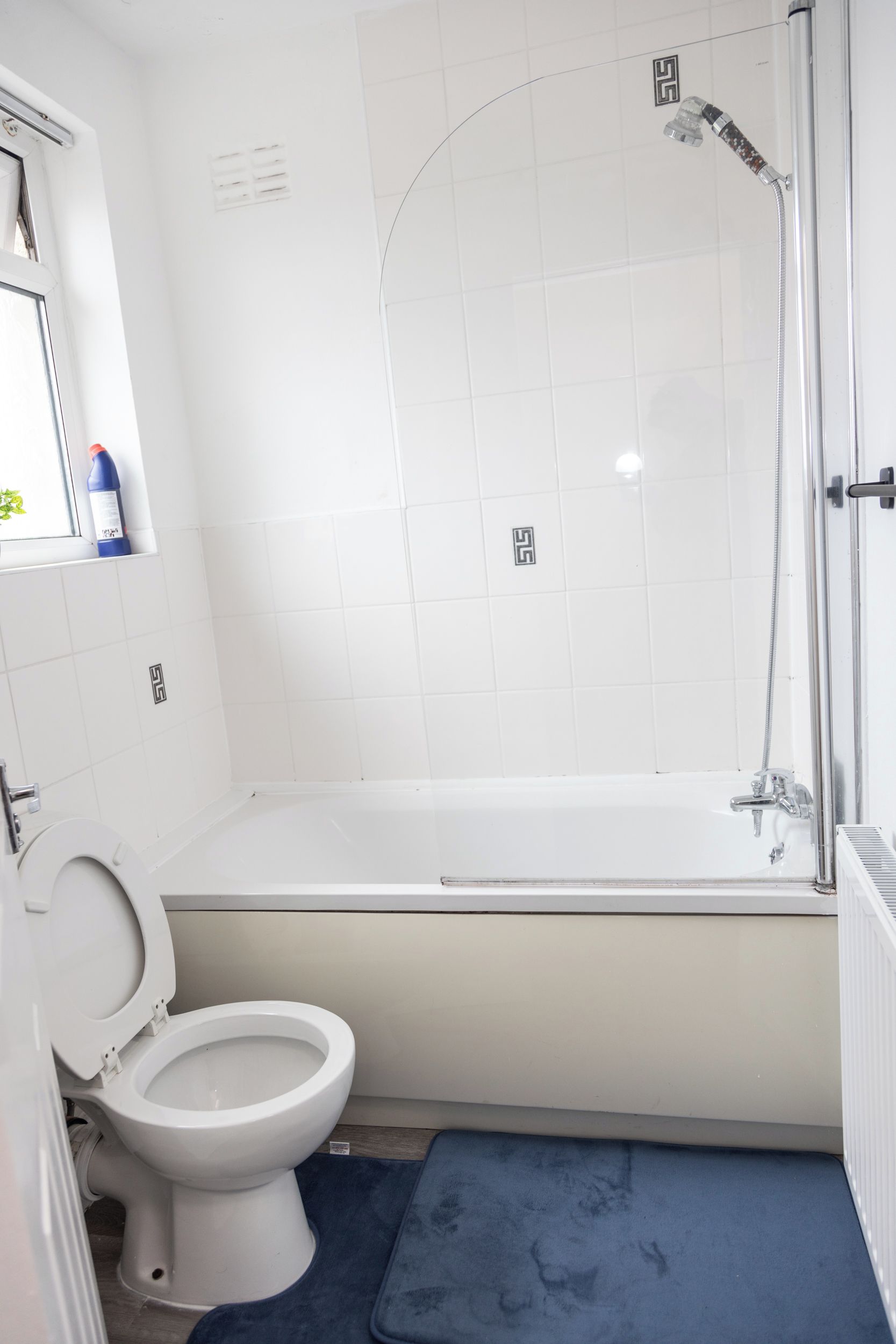 Un baño con bañera, inodoro y ducha.