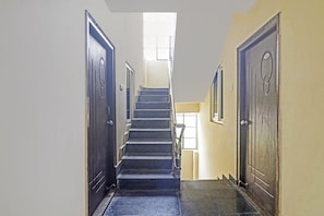 Una escalera que lleva a un piso superior con una ventana en la parte superior.