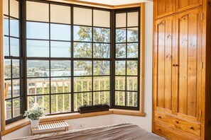 Room - Red Apple Retreat | Views, Orchard, Wood Fire (St Helens)
