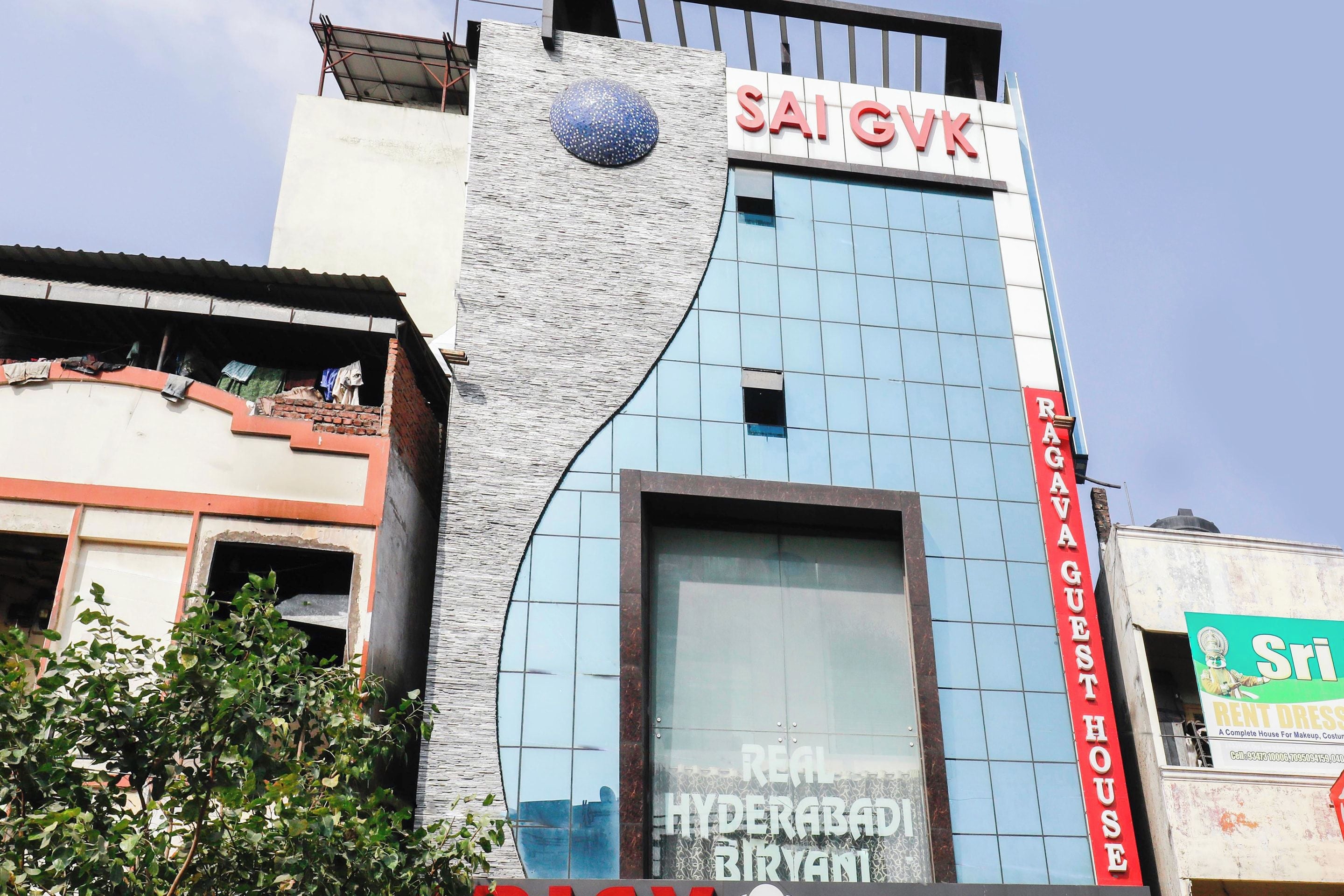 Un edificio con fachada moderna, un logotipo destacado y un cartel que dice 'SAIGVKV'.