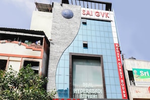 Un edificio con fachada moderna, un logotipo destacado y un cartel que dice 'SAIGVKV'.