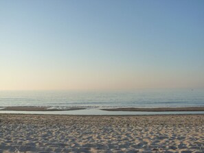 Ein Strand mit Sand und Wasser.