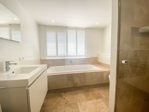 A bathroom with a bathtub, a shower, and a sink. - Ok10, Luxury, Quietly Located Holiday Home (Oostkapelle)