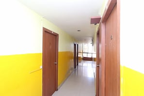 Un pasillo con puertas a ambos lados, que conduce a habitaciones.