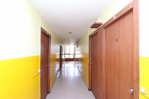 Un pasillo con puertas a ambos lados, que da a varias habitaciones.