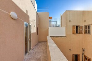 A narrow corridor with a door on the left and a window on the right. - St Julian’s Old Town 2BR Gem – Near Promenade & Sea (San Ġiljan)