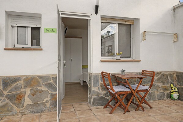 Outdoor dining - Room 'Bambu' with shared terrace, Wi-Fi and air conditioning (Poblenou del Delta)