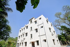 Un edificio de varios pisos con techo plano y ventanas rectangulares.