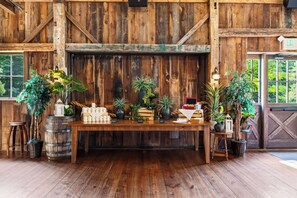 Ein rustikales Holzinterieur mit einem Holztisch, auf dem Tassen und Pflanzen ausgestellt sind.