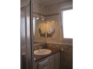 Bathroom - Holiday Home in Vinaros With Swimming Pool (Vinaros)