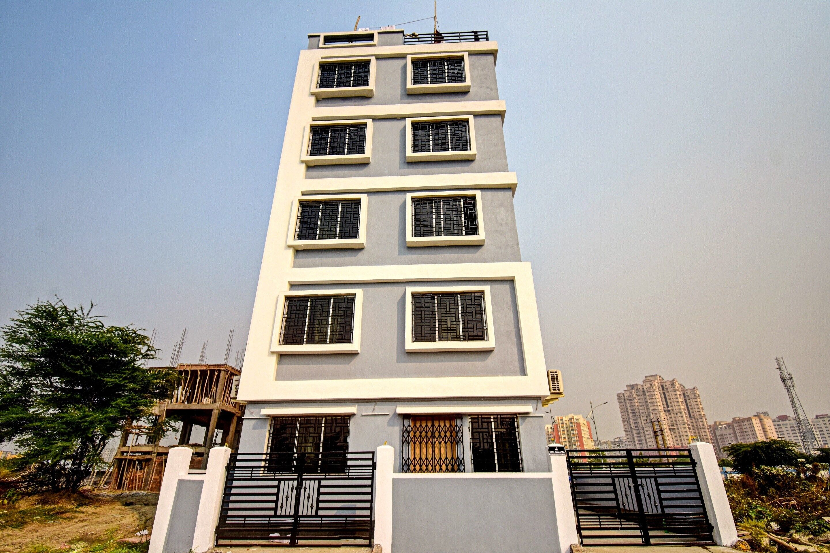 Un edificio de varios pisos con techo plano y una serie de ventanas en cada nivel.