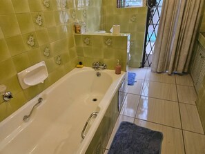 Kylpyhuoneessa on kylpyamme, wc ja pesuallas. Siellä on myös pyyheteline ja hylly, jossa on hygieniatuotteita.