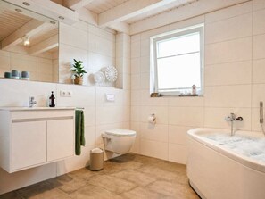 Ein Badezimmer mit Toilette, Waschbecken und Badewanne.
