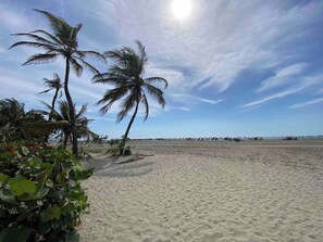 A sandy beach with palm trees and a clear sky. - Comfortable Apartment near the sea in Cartagena (Cartagena)