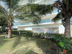 A modern building with a sign reading 'morros epic' and a well-maintained lawn with palm trees. - Comfortable Apartment near the sea in Cartagena (Cartagena)