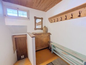A room with a wooden ceiling, a window, a mirror, a wooden cabinet, and a coat rack. - Chalet Pelou - 7 peoples - Morzine (Morzine)