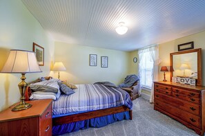 A bedroom with a bed, dresser, bedside lamps, a clock, and framed motivational quotes on the wall. - 1 Mi to Downtown! Cute Cambridge Getaway (Cambridge)