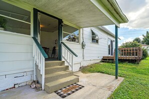 A house with a porch, a set of stairs leading to the entrance, and a small wooden deck in the yard. - 1 Mi to Downtown! Cute Cambridge Getaway (Cambridge)
