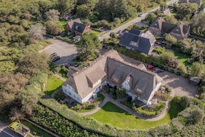 An aerial view of a residential area with houses, a driveway, and a parking area. - Large Artists' Studio, Apt. 14, in the Witthüs—The “large artists’ studio,” in a prime (Wenningstedt-Braderup (Sylt))