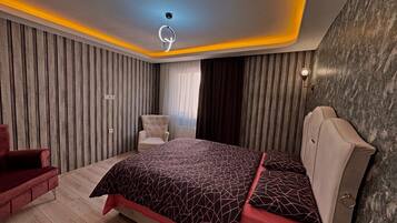 Un dormitorio moderno con cama, una silla y cabecera.