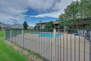 A fenced swimming pool area with a mountain backdrop. - Flatiron Views, Pool Access! Boulder Extended Stay (Boulder)