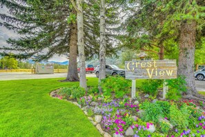 A sign for Crest View with a parking lot and a mountain backdrop. - Walk to Ski Slopes! Sun Valley Condo w/ Balcony (Ketchum)