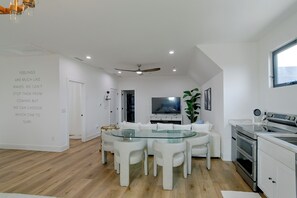 Una cocina moderna con horno empotrado, microondas y un amplio ventanal.