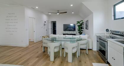 Bright & Modern Studio, 15 Mi to Des Moines!