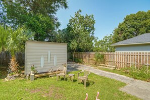 A backyard with a shed, a bench, and two chairs. - 1 Mi to Dtwn! Pensacola Extended Stay (Pensacola)