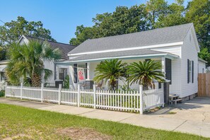 A single-story house with a white exterior, a porch with outdoor furniture, and a white picket fence. - 1 Mi to Dtwn! Pensacola Extended Stay (Pensacola)
