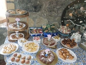 Una mesa de buffet con diversos pasteles y postres.