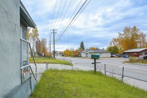 A residential street with houses, a green mailbox, and a fence. - Northern Lights Getaway: Fairbanks Home (Fairbanks)