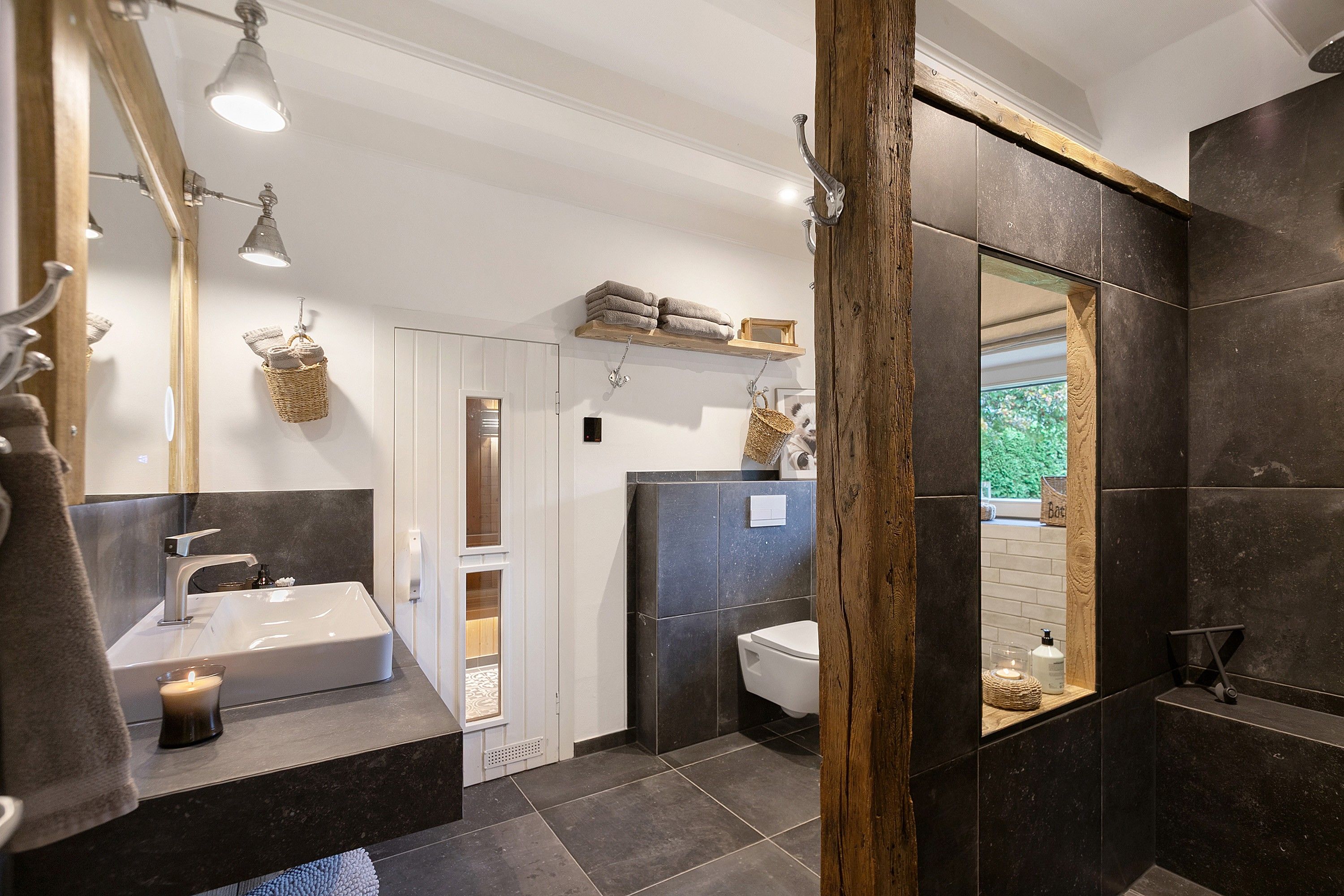 Ein modernes Badezimmer mit einem großen Spiegel, einer Badewanne, einer Toilette und einer Duschkabine.