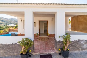 A villa with a swimming pool, a covered patio, and a view of the hills. - Cubo's Casa El Americano / private pool / air conditioning / BBQ / free Wi-Fi (Guaro)