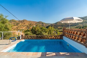 A swimming pool with a view of a hilly landscape. - Cubo's Casa El Americano / private pool / air conditioning / BBQ / free Wi-Fi (Guaro)