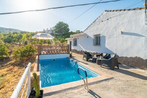 A swimming pool with a wooden deck, a cactus plant, and outdoor furniture. - Cubo's Casa El Americano / private pool / air conditioning / BBQ / free Wi-Fi (Guaro)