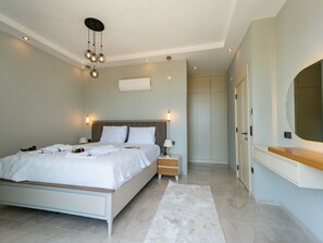 Ein modernes Schlafzimmer mit einem Bett, Nachttischen, einem Spiegel und einer Deckenleuchte.