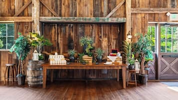 Un interior rústico de madera con una mesa de madera que muestra diversos objetos, como tazas y plantas.