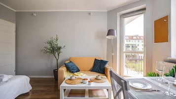 Una sala de estar moderna con un sofá, una mesita de centro y una planta en maceta.