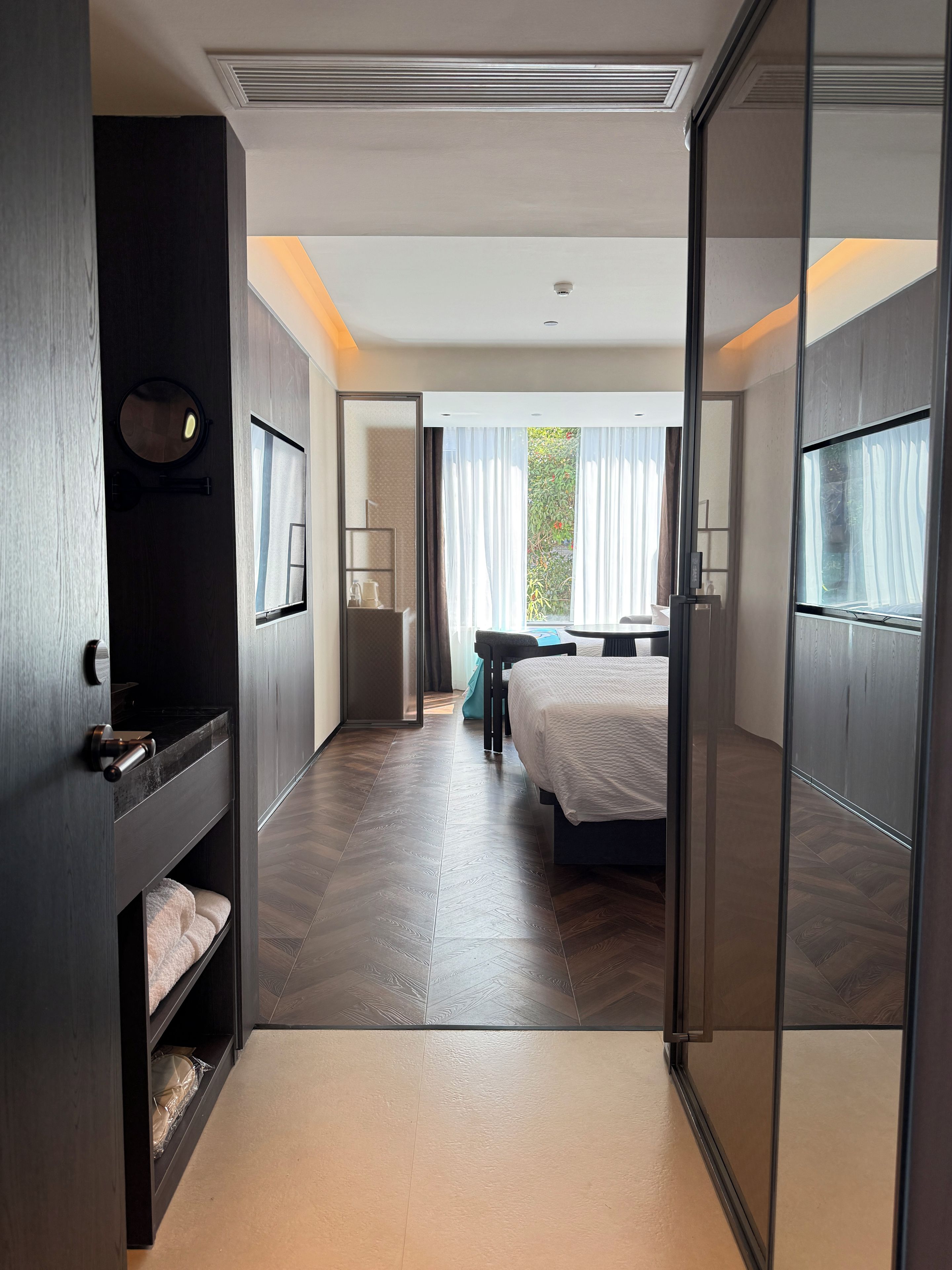 Une chambre d’hôtel moderne équipée d’un lit, d’un bureau et d’une armoire.