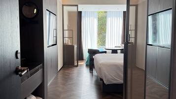 Une chambre d’hôtel moderne équipée d’un lit, d’un bureau et d’une armoire.