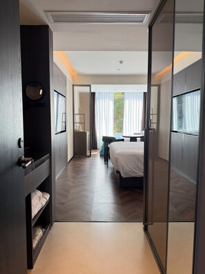Una habitación de hotel moderna con una cama, un escritorio y un armario.