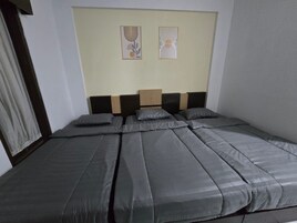 Una habitación con una cama grande, un cabecero de madera y dos obras de arte colgadas en la pared.