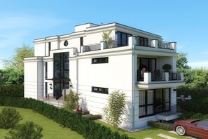 A modern two-story house with a balcony, large windows, and a well-maintained lawn. - Sunset - OG/DG || Sylt (Sylt)